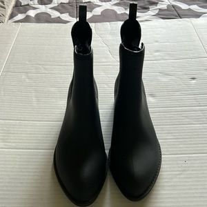 Basic black ankle boot with elastic sides